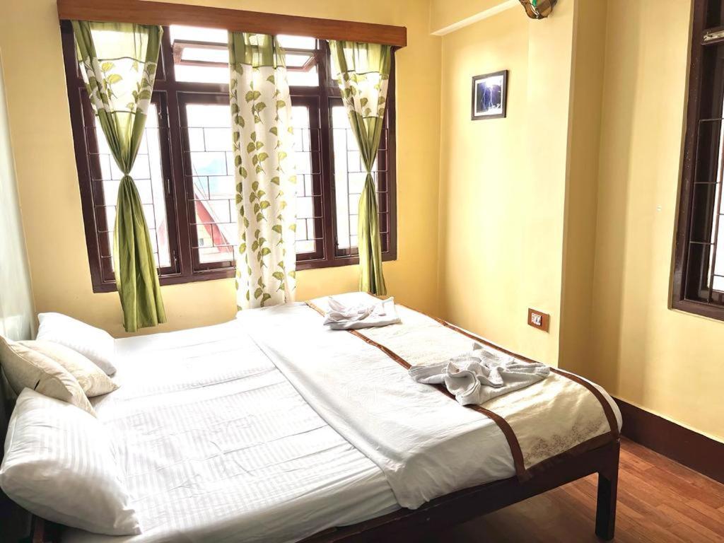 Hotel Red Rose Ґанґток Екстер'єр фото